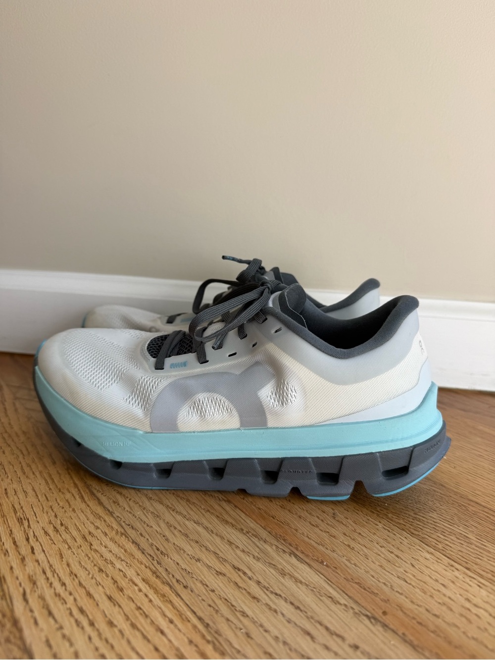 On Running Cloudflow 5 Women’s Sneakers Size 6.5 White/Light Blue/Grey